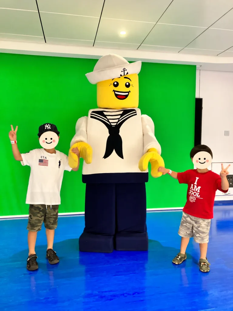 MSCベリッシマ船内でLEGOキャラクターと記念撮影する子どもたち