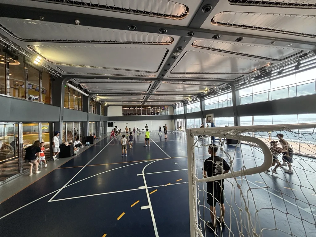 MSCベリッシマのスポーツコートで遊ぶ子どもたち